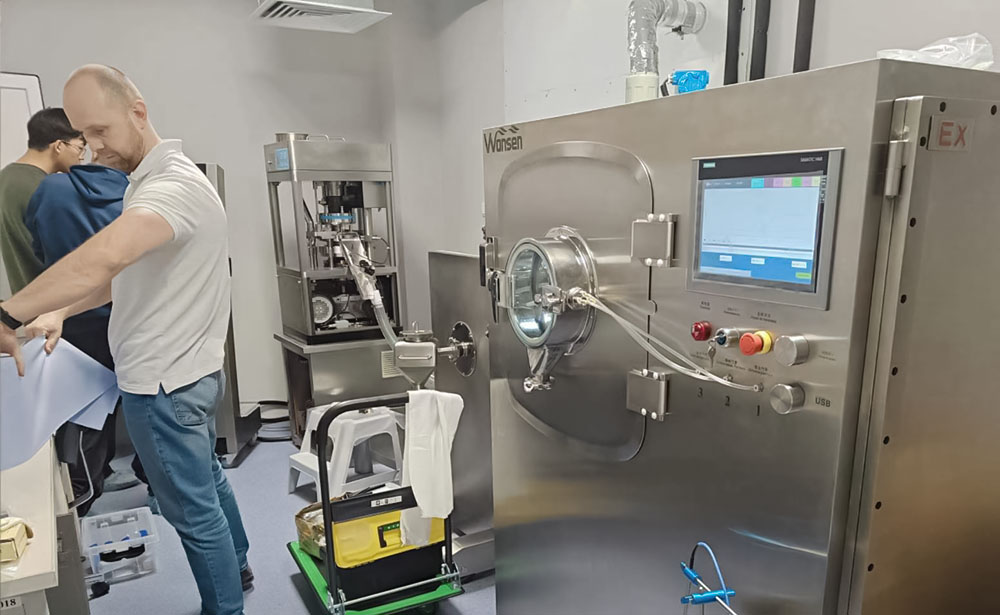 Install-Laboratory-coating-machine-in-Russia (4).jpg